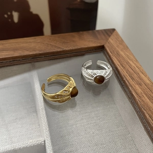 Bagues en argent S925 avec œil de tigre et texture de plumes dans un coffret en bois