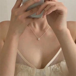Détail du collier floral en argent S925 sur clavicule, style pendentif flocon de neige