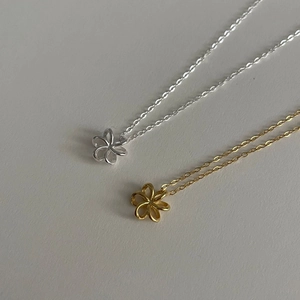 Colliers élégants en argent sterling S925 avec pendentifs fleurs en argent et or