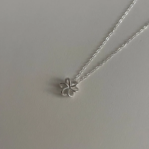 Collier minimaliste en argent sterling S925 avec un pendentif fleur évidé à six pétales