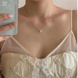 Détail du collier en argent S925 avec pendentif étoile porté, vue lifestyle