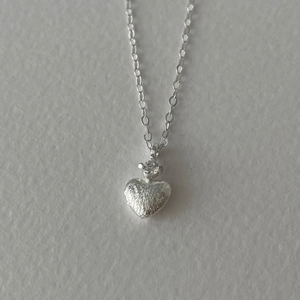 Collana a cuore in argento S925 minimalista con zircone brillante e finitura spazzolata