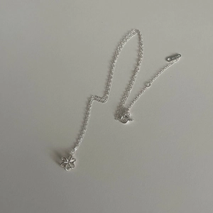 Détail du pendentif fleur en argent sterling S925 avec fermoir réglable et poinçon argent