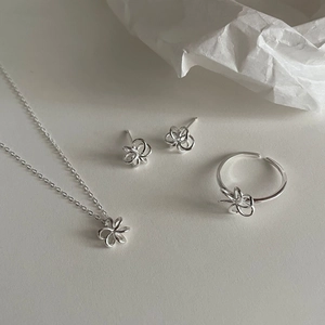 Ensemble de bijoux raffinés en argent 925 avec motif de fleur ajourée sur boucles et bague