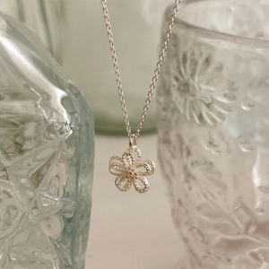 Collar con Colgante de Flor Hueca de Plata de Ley S925 para Mujer Minimalista Estilo INS Cadena de Clavícula Joyería