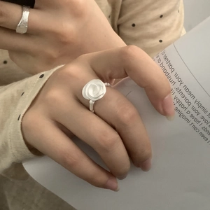 Bague ouverte rose en argent sterling S925 avec une finition mate brossée élégante