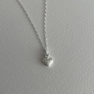 Elegante collana in argento S925 con cuore pendente, zircone e finitura martellata lucida