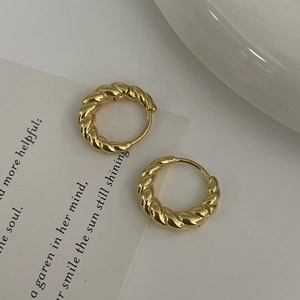 Chics créoles torsadées croissant en argent S925 dorées sur un fond blanc élégant