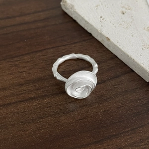 Vue détaillée macro de la bague rose en argent sterling S925 avec anneau mat ondulé