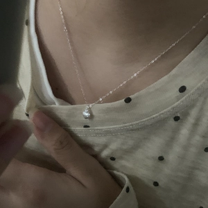 Collana minimalista in argento S925 con pendente in zircone rotondo su collo femminile