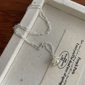Detail der S925 Silberkette mit Vintage-Muschel-Anhänger und einer zentralen weißen Perle