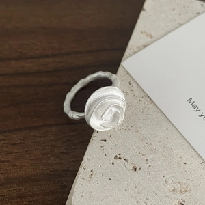 Détail de la bague rose en argent sterling S925 avec fini mat et anneau bambou