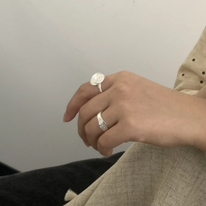 Détail d'un mannequin portant une bague rose en argent 925 et un anneau martelé