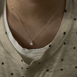 Dettaglio della collana a cuore in argento S925 con trama martellata indossata al collo