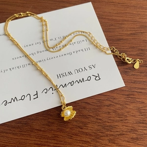 Elegante goldene Muschelanhänger-Halskette mit Perle auf einer feinen Goldkette