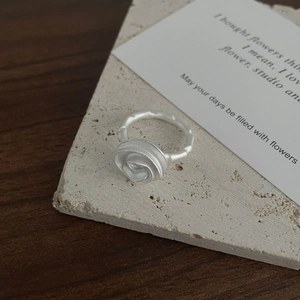 Détail de la bague rose en argent S925 avec pétales mats et texture artisanale