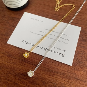 Detailansicht von S925 Silber- und Gold-Blumenanhängern mit Perlen an eleganten Kugelketten
