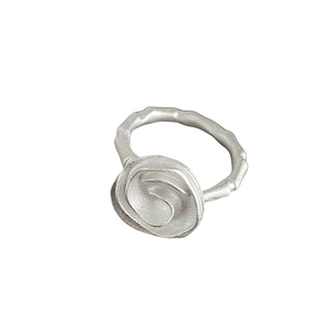 Bague rose en argent sterling S925 avec finition mate vintage et texture branche