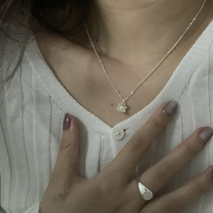 Nahaufnahme der S925 Silbermuschel Perlenkette und des minimalistischen Ringes