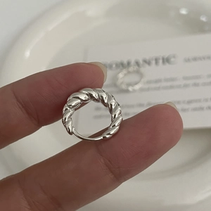 Créoles minimalistes en argent sterling S925 avec un design vintage à texture torsadée