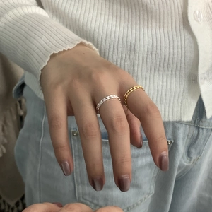 Anelli minimalisti in argento sterling S925 con catena a sfere in argento e oro sui diti