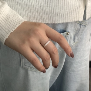 Dettaglio di un anello a doppio strato in argento sterling S925 indossato sull'indice