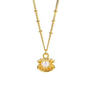 Elegante goldene Muschelkette mit weißem Perlenanhänger an feiner Kugelkette