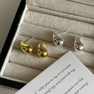 Minimalist 925 silver teardrop earrings in gold and silver finish on velvet tray