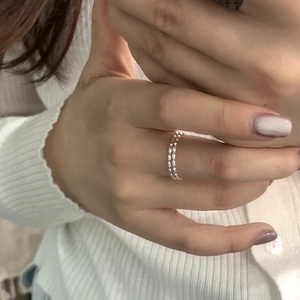 Dettaglio ravvicinato di un anello a doppia catena di perline in argento sterling S925