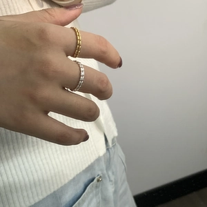 Dettaglio degli anelli di perline in argento sterling S925 con design intrecciato