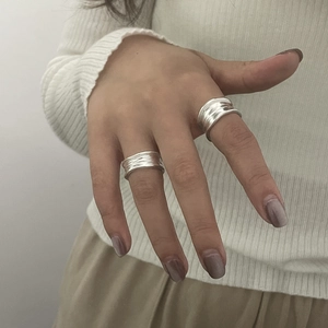 Detailed close-up of two S925 sterling silver rings featuring a unique hammered texture