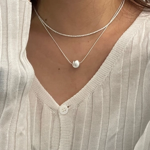 Détail du collier double rang en argent S925 avec chaîne texturée et perle ronde
