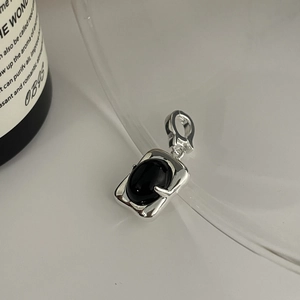 Minimalistische S925 Silberkette mit ovalem schwarzem Achat-Anhänger auf weißem Grund