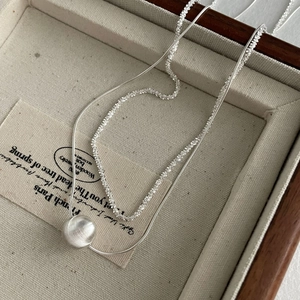 Détail du collier double couche en argent sterling S925 avec pendentif perle en argent brossé