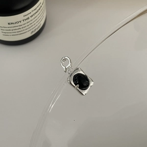 Makroaufnahme des rechteckigen S925 Silberanhängers mit schwarzem Onyx und Federverschluss