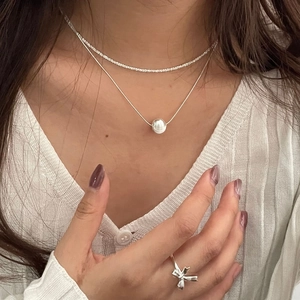 Détail du collier S925 argent à deux rangs avec perle et bague nœud sur mannequin