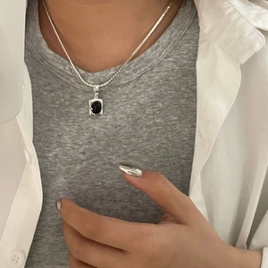 Minimalistische S925 Silberhalskette mit schwarzem Onyx-Anhänger an einem Model