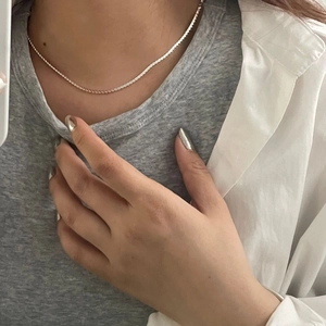 Detaillierte Nahaufnahme einer S925 Sterlingsilber Schlangenkette an dem Hals getragen