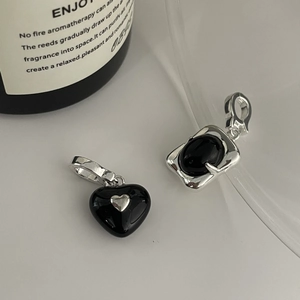 Detailansicht von S925 Silber Herzanhänger und rechteckigem schwarzen Steinkettenset