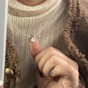 Collier minimaliste en argent sterling S925 avec pendentif cœur sur une tenue d'hiver douce