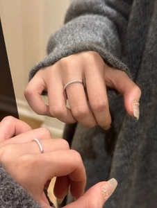 Close-up of a minimalist 925 silver ring featuring micro-pave cubic zirconia gemstones