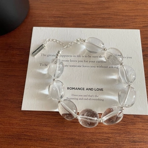 Détail du bracelet en argent S925 avec perles de cristal et étiquette de marque