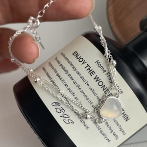 Détail du bracelet double couche en argent 925 avec pierre de cœur et petites perles
