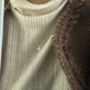 Gros plan d'un collier avec pendentif cœur en argent sterling 925 pour femme