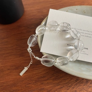Bracelet en argent S925 avec cristaux ovales clairs sur un plateau en céramique