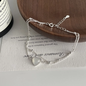 Détail du bracelet double couche en argent S925 avec pendentif cœur en calcédoine blanche