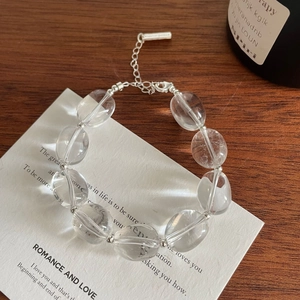 Bracelet minimaliste en argent S925 avec perles de cristal blanc sur carte élégante