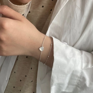 Vue macro du bracelet double rang en argent 925 avec pendentif cœur en calcédoine blanche