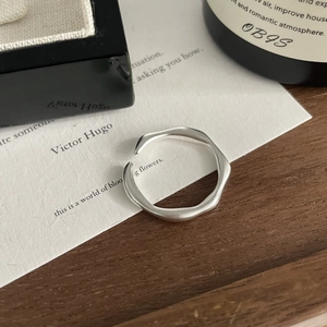 Vue détaillée d'une bague ondulée en argent S925 avec une finition mate élégante