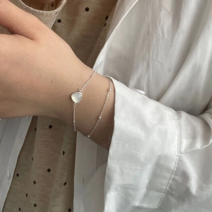 Bracelet double rang en argent 925 avec pendentif cœur en calcédoine blanche sur poignet
